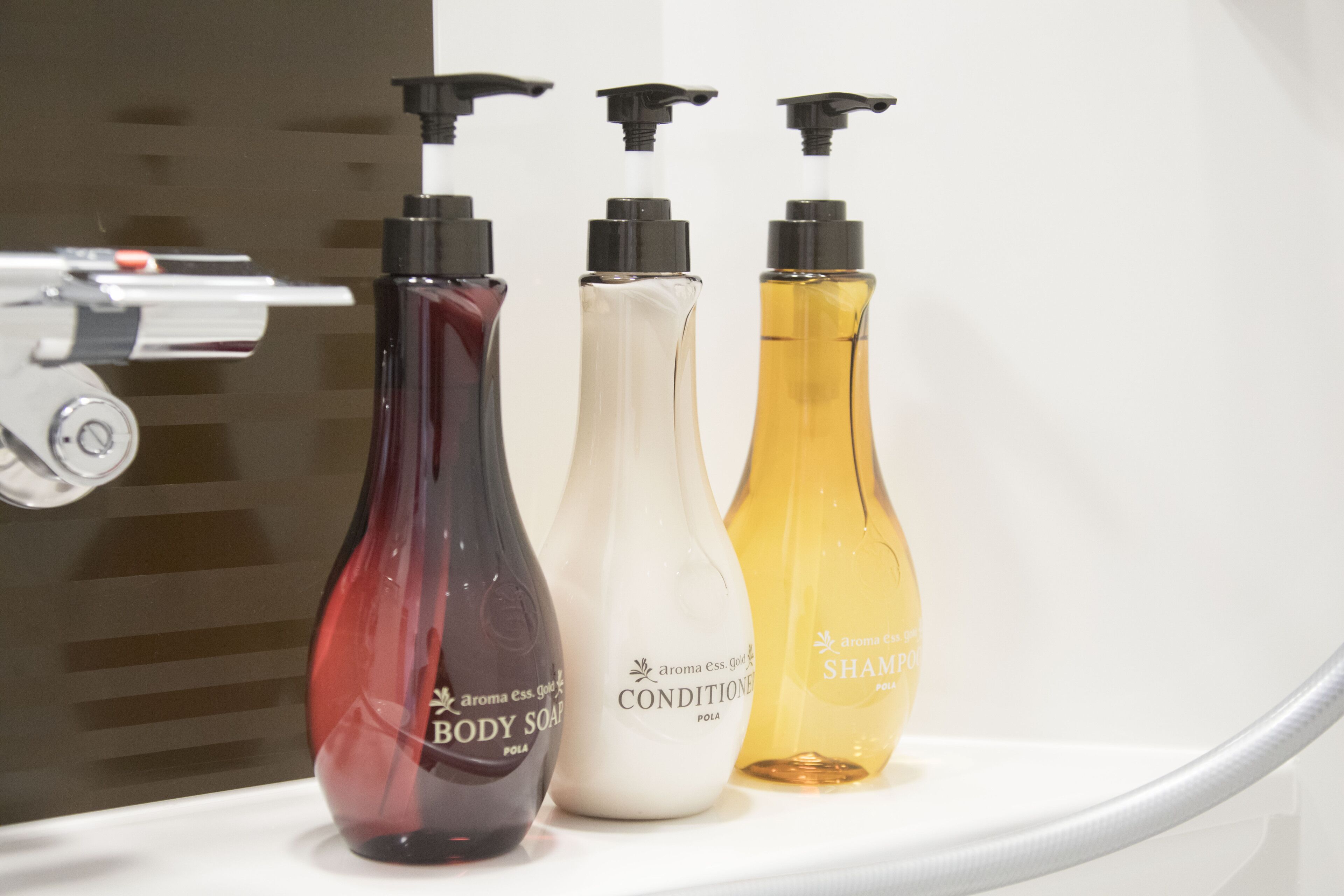 combined shower/bathtub, deep-soaking bathtub, free toiletries