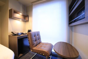 Moderate Double Room | Living area | Flat-screen TV - Quintessa Hotel Tokyo Ginza (Tokyo)