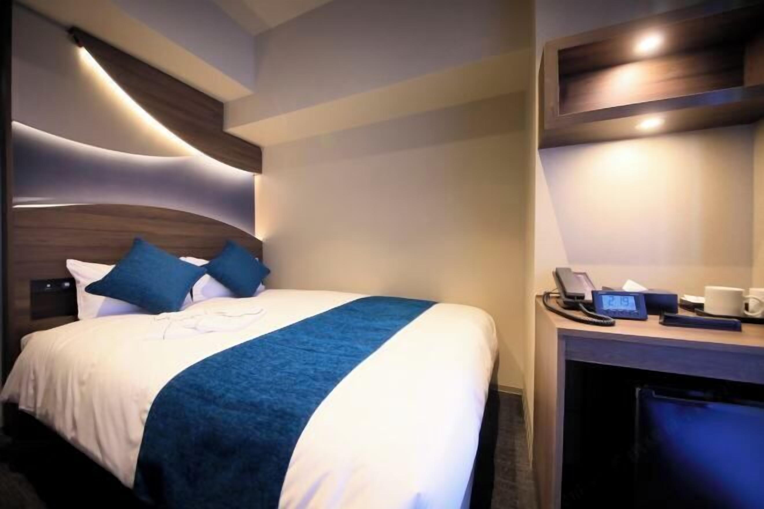 Desk, laptop workspace, soundproofing, free WiFi