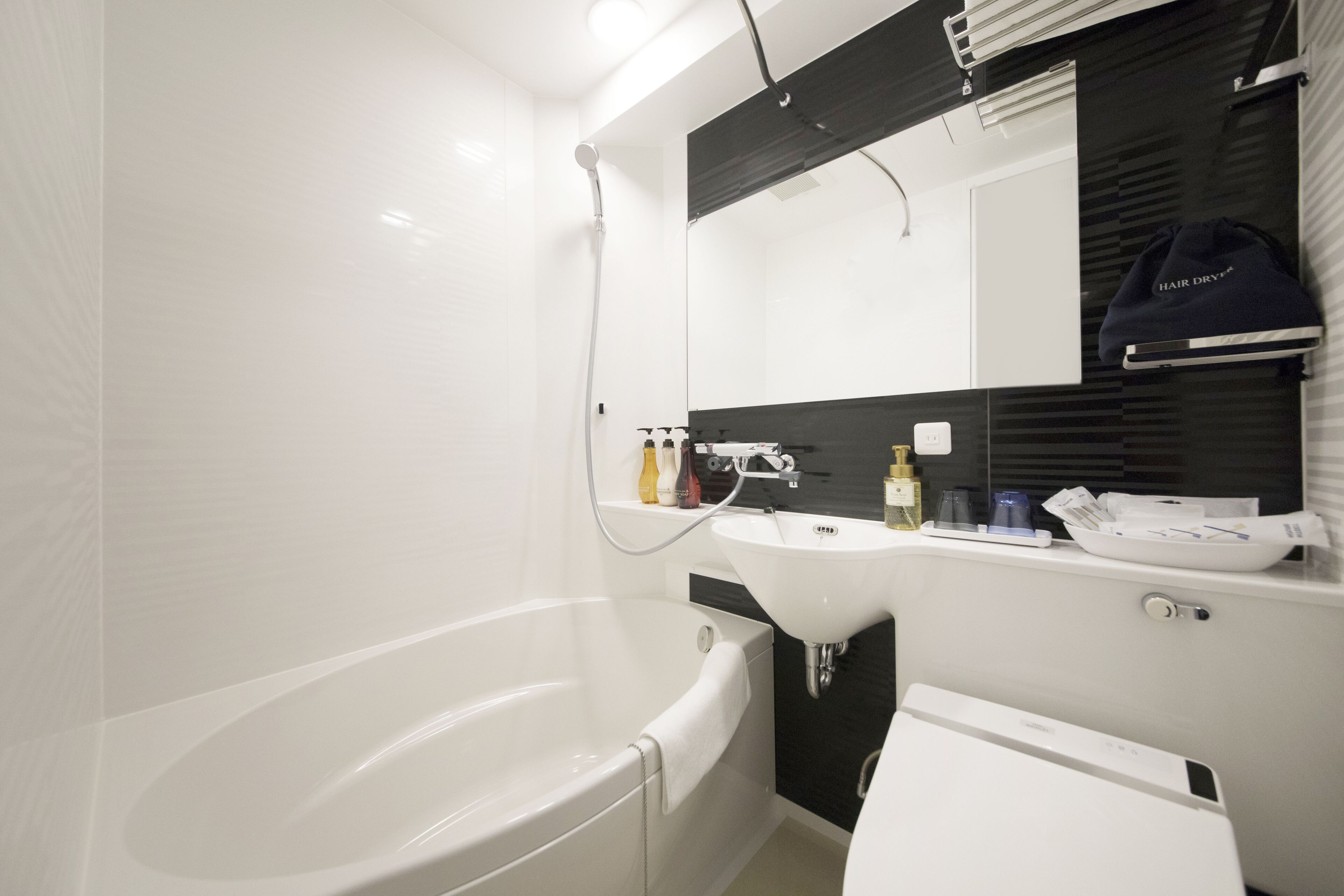 combined shower/bathtub, deep-soaking bathtub, free toiletries