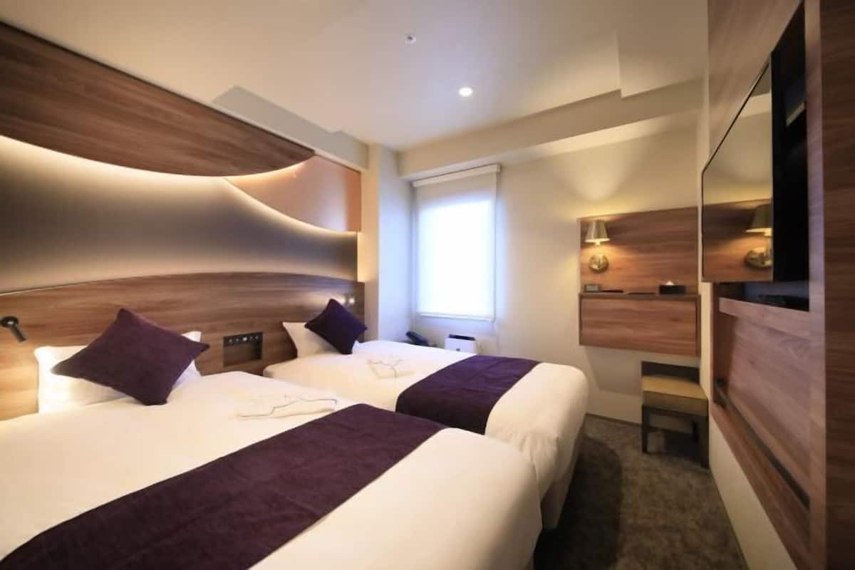 1 bedroom, desk, laptop workspace, soundproofing