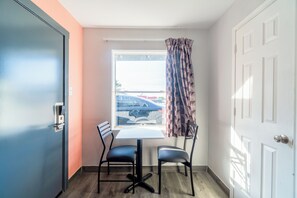 Room, 1 King Bed, Non Smoking | Room amenity