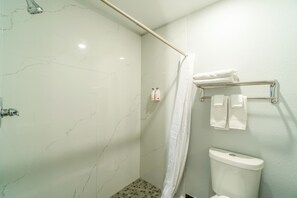 客房, 1 张大床, 无烟房 | 浴室 | 淋浴设施、免费洗浴用品、毛巾