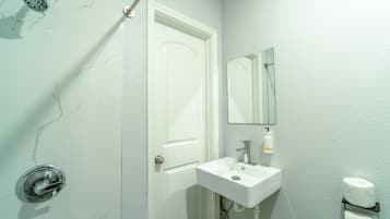 Room, 1 Queen Bed, Non Smoking | Bathroom | Shower, free toiletries, towels
