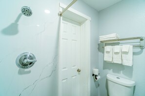 Habitación, 2 camas Queen size, para no fumadores | Baño | Regadera, amenidades de baño gratuitas, toallas 