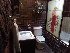 Comfort Room, 1 King Bed | Bathroom