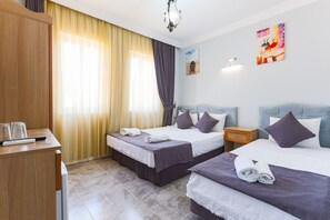 Quarto triplo standard | 1 quarto, frigobar, Wi-Fi de cortesia, roupa de cama