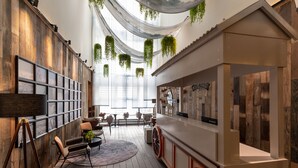 Ein modernes Interieur mit Holzwänden, einer Bar und hängenden Pflanzen.