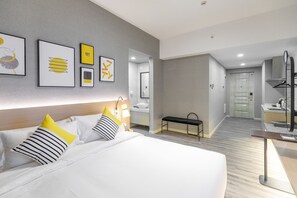 Family Suite | Memory foam beds, minibar, desk, blackout drapes - Guangzhou Imin Hotel (Guangzhou)