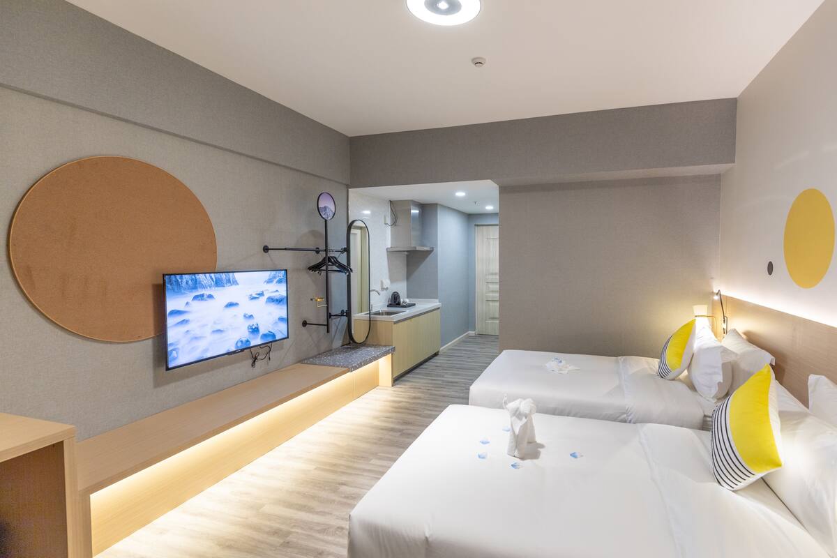 Deluxe Twin kamer | Bedden met traagschuimmatrassen, een minibar, een bureau