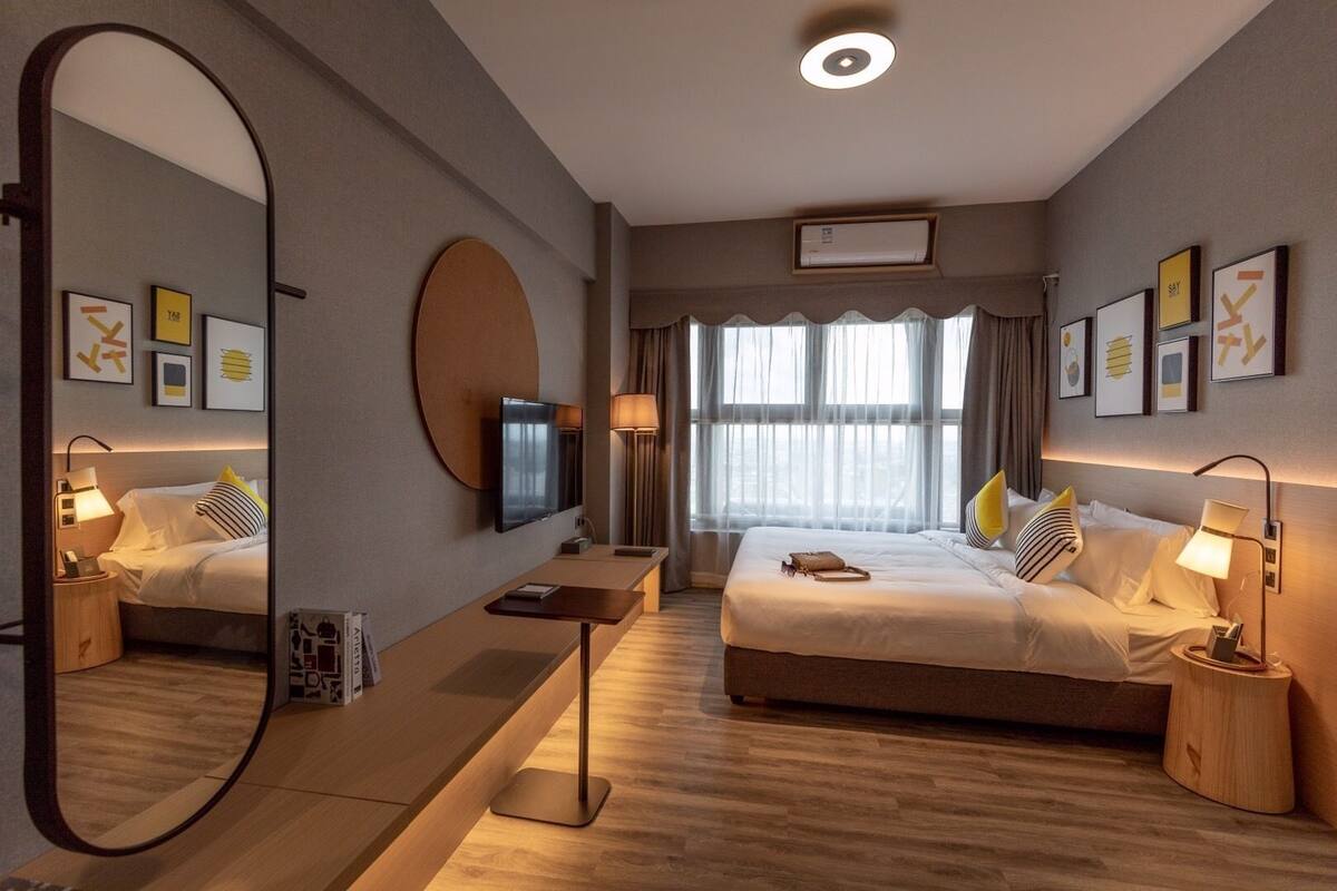 Familie suite | Bedden met traagschuimmatrassen, een minibar, een bureau
