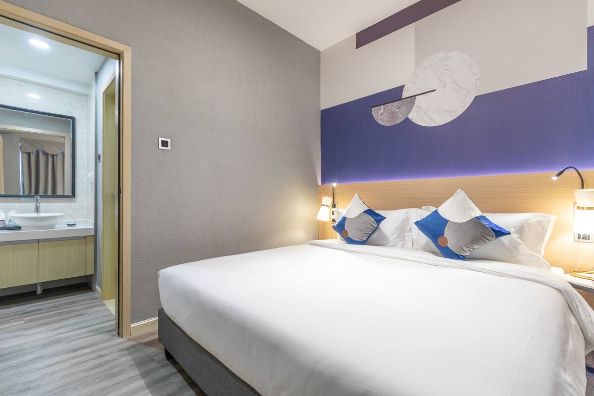 Deluxe suite | Bedden met traagschuimmatrassen, een minibar, een bureau