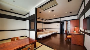 Caja de seguridad en la habitación y tabla de planchar con plancha