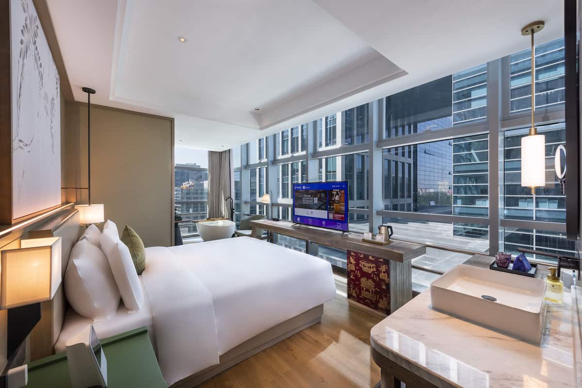 Deluxe Double Room, Non Smoking (Mainland Chinese Citizen Only) | Individually decorated, individually furnished, desk, blackout drapes
