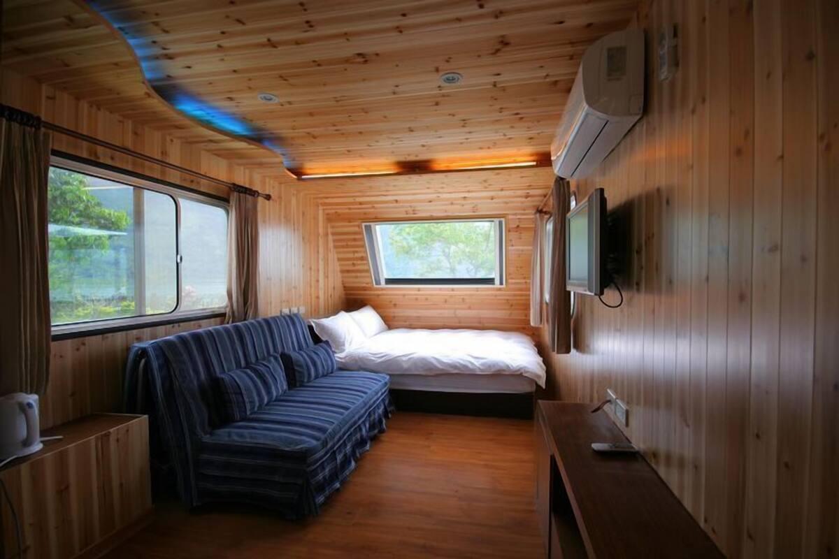 Rollaway beds, free WiFi, bed sheets