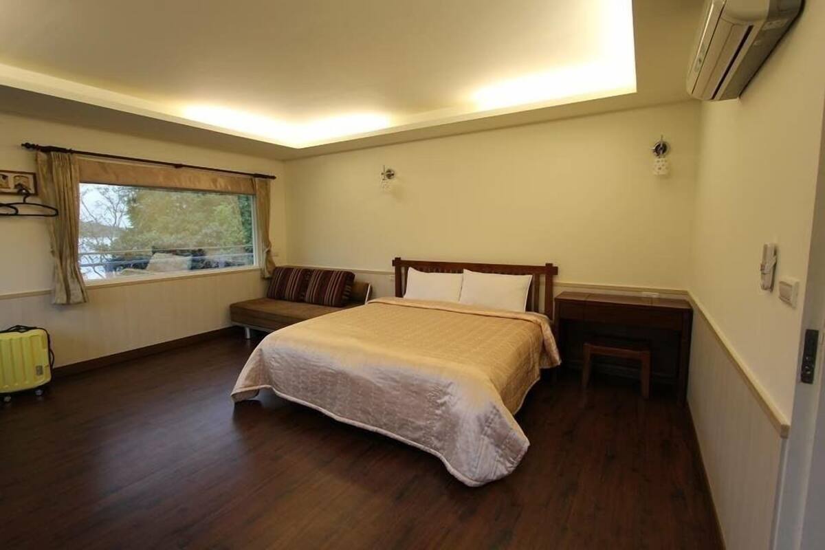 Rollaway beds, free WiFi, bed sheets