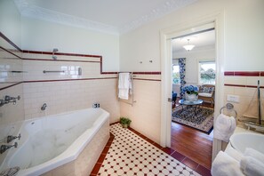 Suite de lujo, hidromasaje | Baño | Amenidades de baño gratuitas, secadora de cabello, batas, toallas 