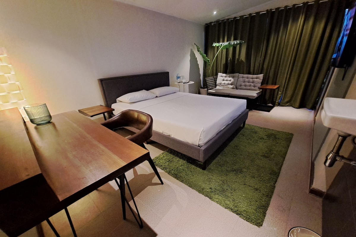 Premier Room, 1 Queen Bed, Non Smoking, Courtyard View | Memory foam beds, free WiFi, bed sheets