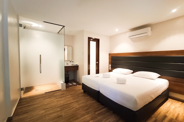 Deluxe kamer, 1 tweepersoonsbed of 2 eenpersoonsbedden, uitzicht op tuin | Bedden met traagschuimmatrassen, gratis wifi, beddengoed