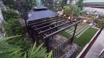 Rom – premier, 1 queensize-seng, terrasse, hageutsikt | Terrasse/patio