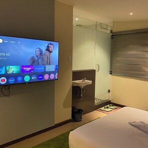 Premier-Zimmer, 1 Queen-Bett, Nichtraucher, Blick auf den Innenhof | Betten mit Memory-Foam-Matratzen, kostenloses WLAN, Bettwäsche