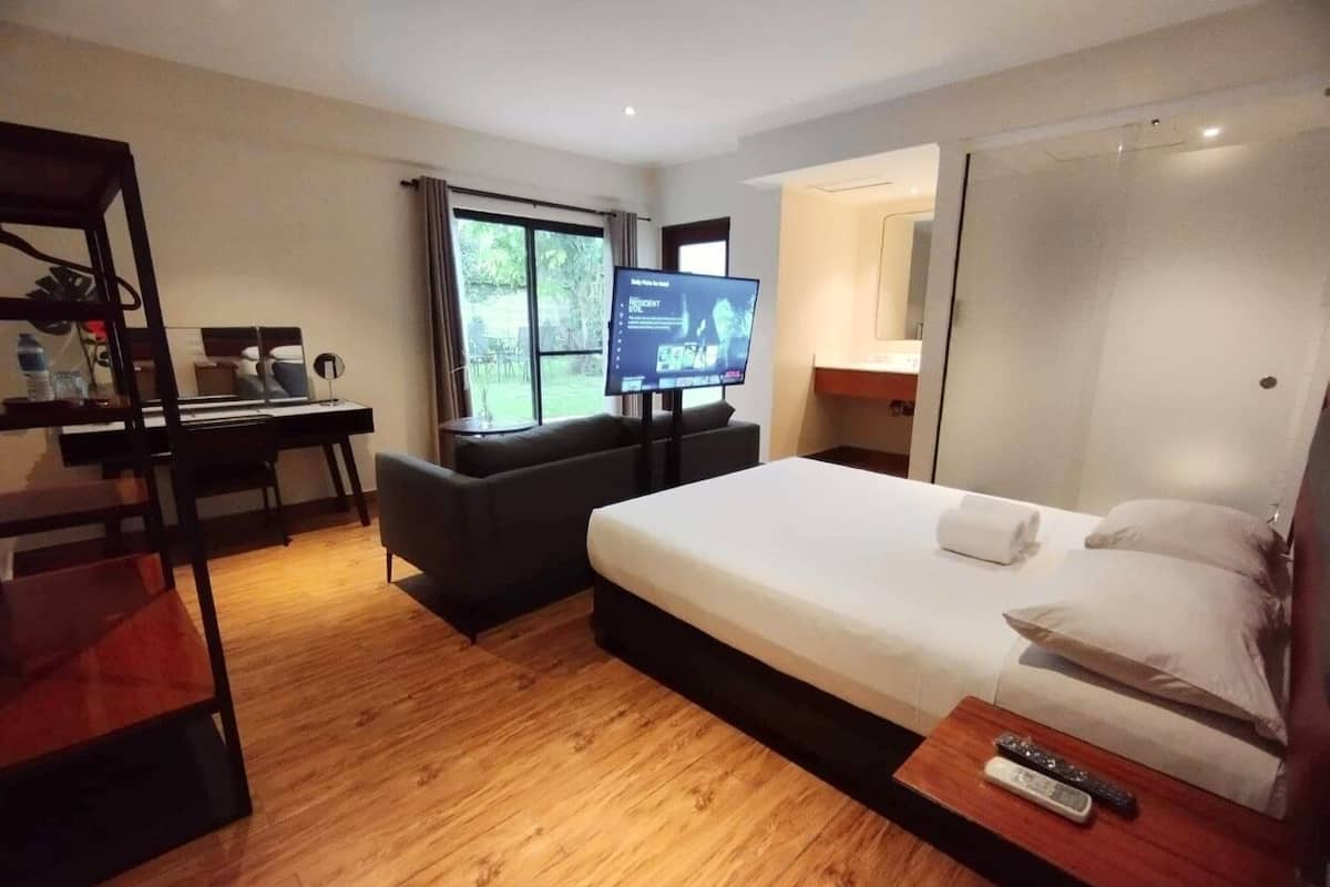 Rom – premier, 1 queensize-seng, terrasse, hageutsikt | Memory foam-senger, wi-fi (inkludert) og sengetøy
