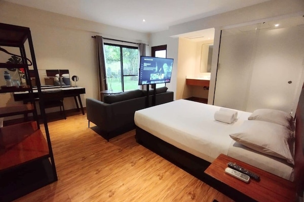 Chambre « Premier », 1 grand lit, patio, vue jardin | Matelas mémoire de forme, Wi-Fi gratuit, draps fournis