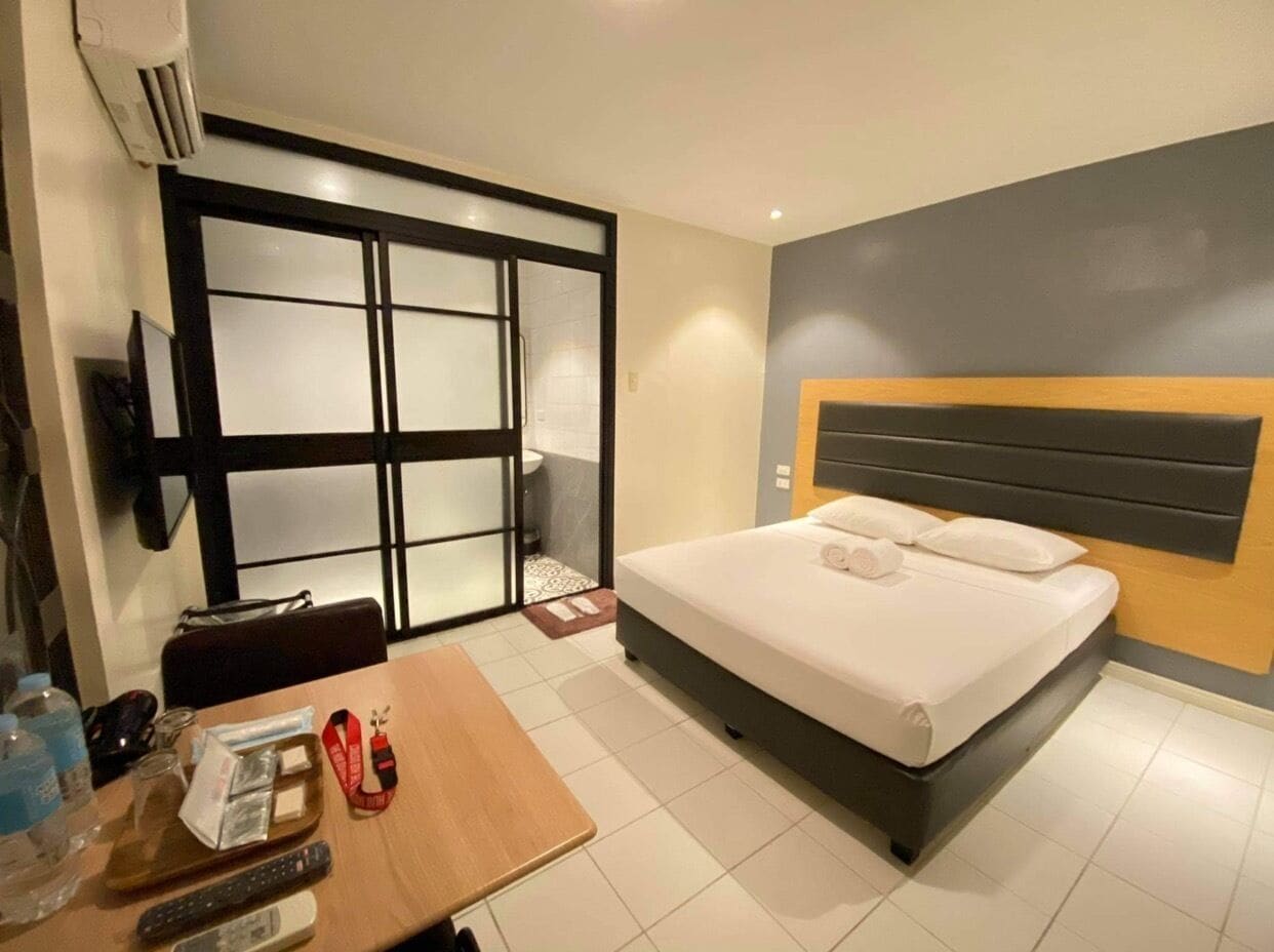 Rom – deluxe, 1 dobbeltseng eller 2 enkeltsenger, hageutsikt | Memory foam-senger, wi-fi (inkludert) og sengetøy