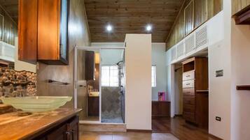 Rainfall showerhead, free toiletries, towels, soap