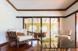 LCD TV - Melwood Chalet LuXury (Kingston)