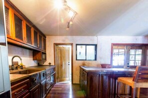 Casa adosada | Cocina privada | Frigorífico grande, horno, cafetera o tetera y hervidor eléctrico