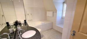 Premium Room | Bathroom