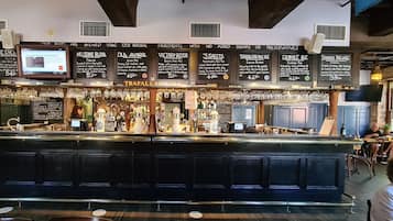 2 bars/lounges