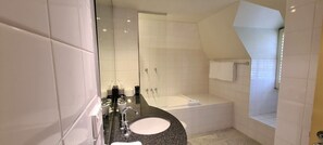 Traditional Room | Bathroom | Combined shower/bathtub, deep-soaking bathtub, free toiletries - The Lord Nelson Brewery Hotel (Millers Point)