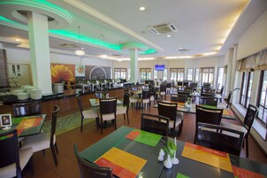 Desayuno buffet todos los días (con cargo)