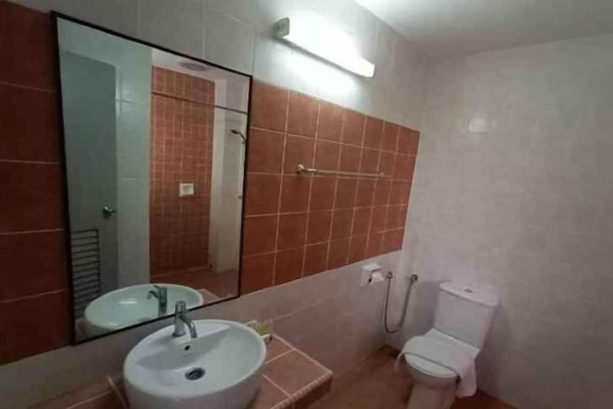 Badeværelse | Bruser, gratis toiletartikler, hårtørrer, bidet