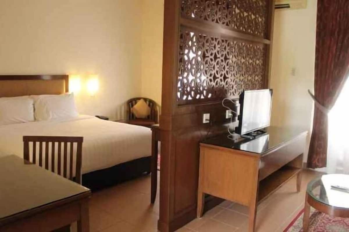 Minibar, individually furnished, desk, laptop workspace