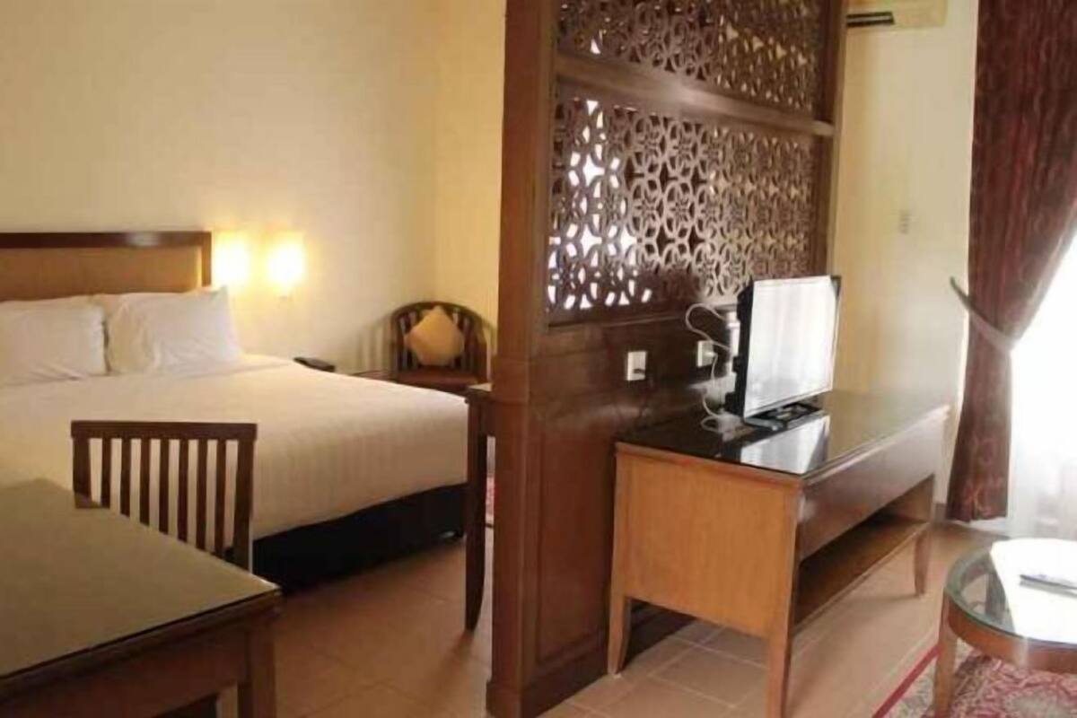 Minibar, individually furnished, desk, laptop workspace