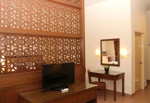 Deluxe Room | Living area | LCD TV