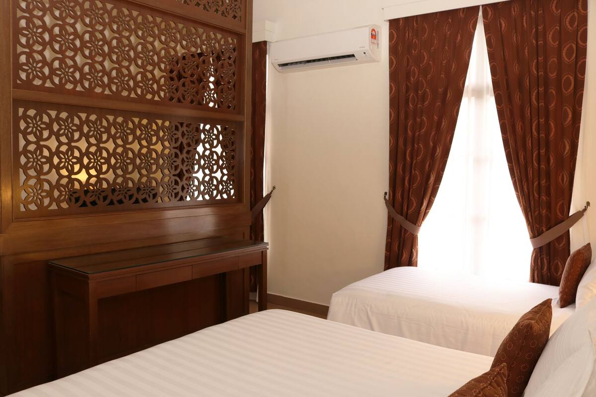 Deluxe Room | Minibar, desk, laptop workspace, iron/ironing board