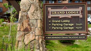 A sign for Grand Lodge on Peak 7, indicating directions to the Grand Lobby, South Parking Garage, and North Parking Garage. - 2 Bd Grand Lodge Peak 7 - sleeps 8 (Breckenridge)