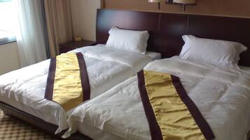 Deluxe Twin Room | Desk, blackout curtains, rollaway beds, free WiFi