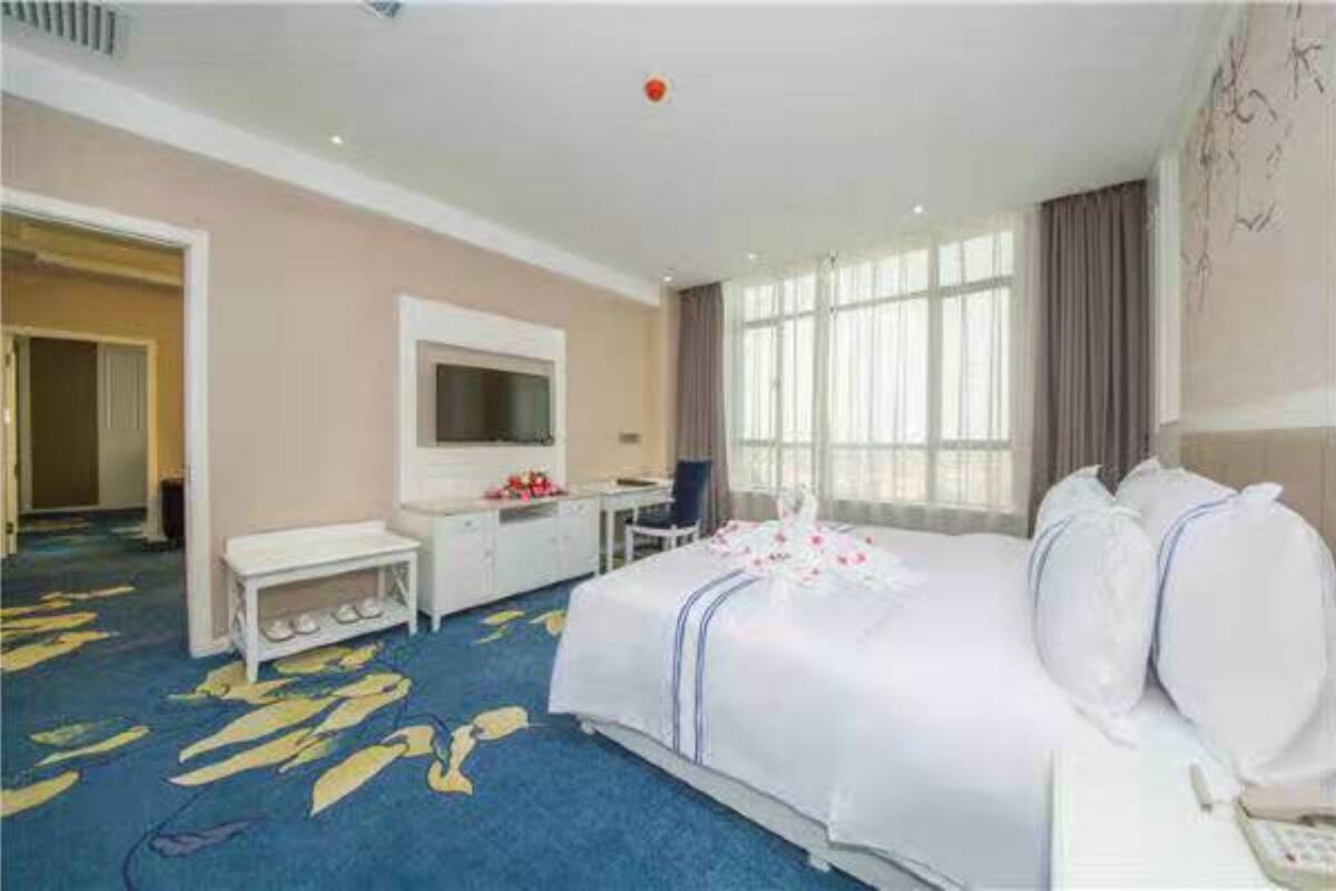 Deluxe Suite, 2 Bedrooms | Blackout curtains, free WiFi