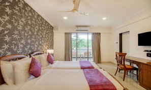 Deluxe Room | Iron/ironing board, rollaway beds, free WiFi, bed sheets