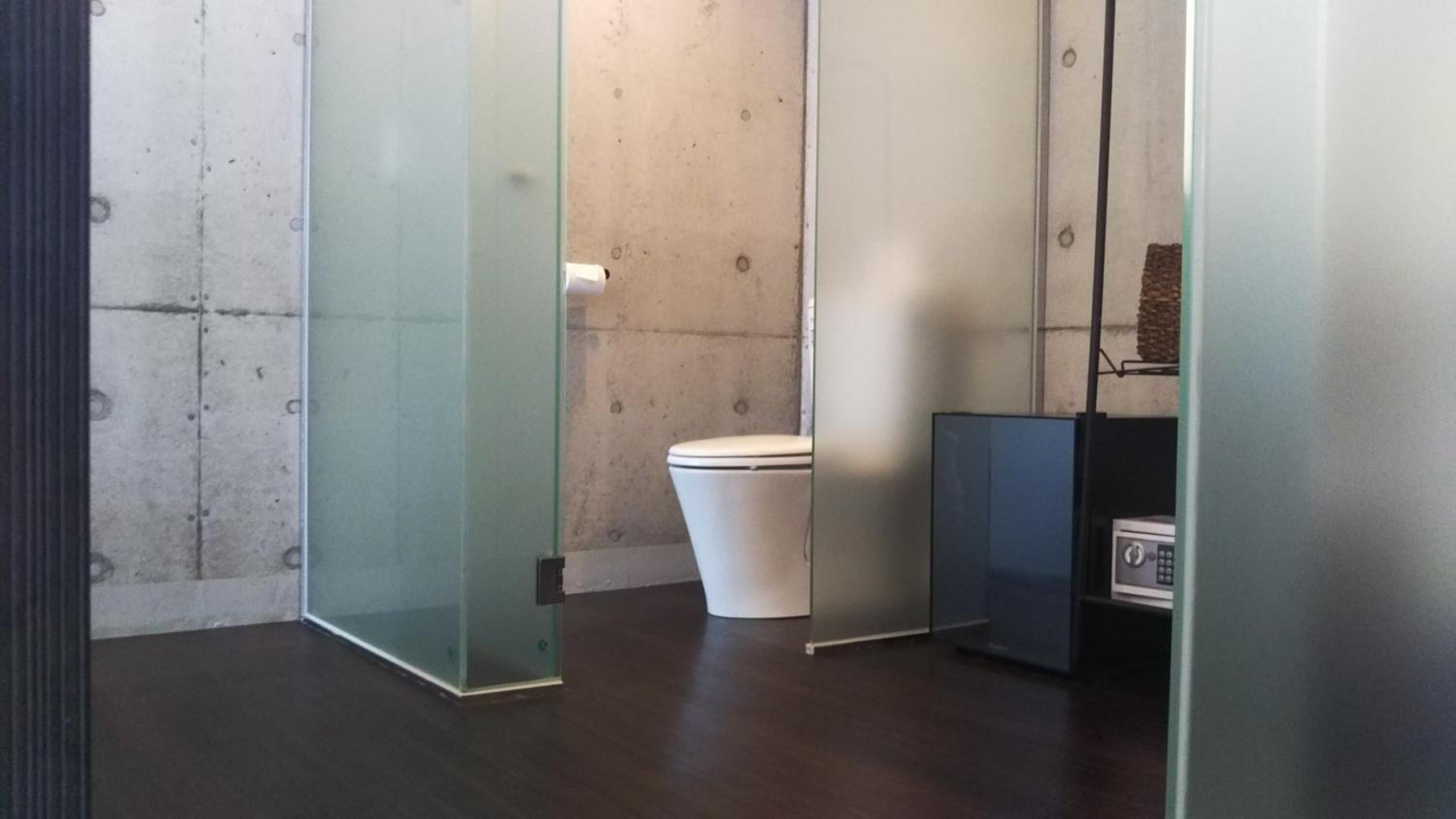 separate bathtub and shower, deep-soaking bathtub, free toiletries