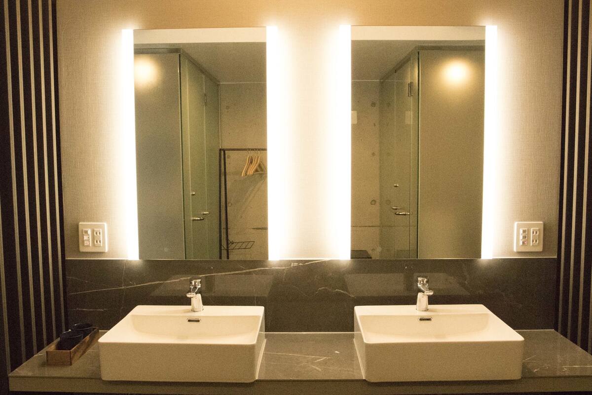 queen room with sea view | bathroom | separate bathtub and shower, deep-soaking bathtub, free toiletries