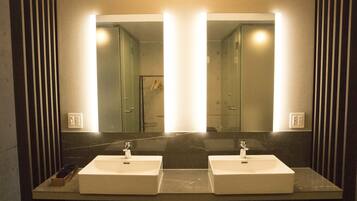 Executive-dobbeltværelse - havudsigt (Queen) | Badeværelse | Separat badekar og bruser, dybe badekar, gratis toiletartikler