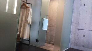 Separate tub and shower, deep soaking tub, free toiletries, hair dryer