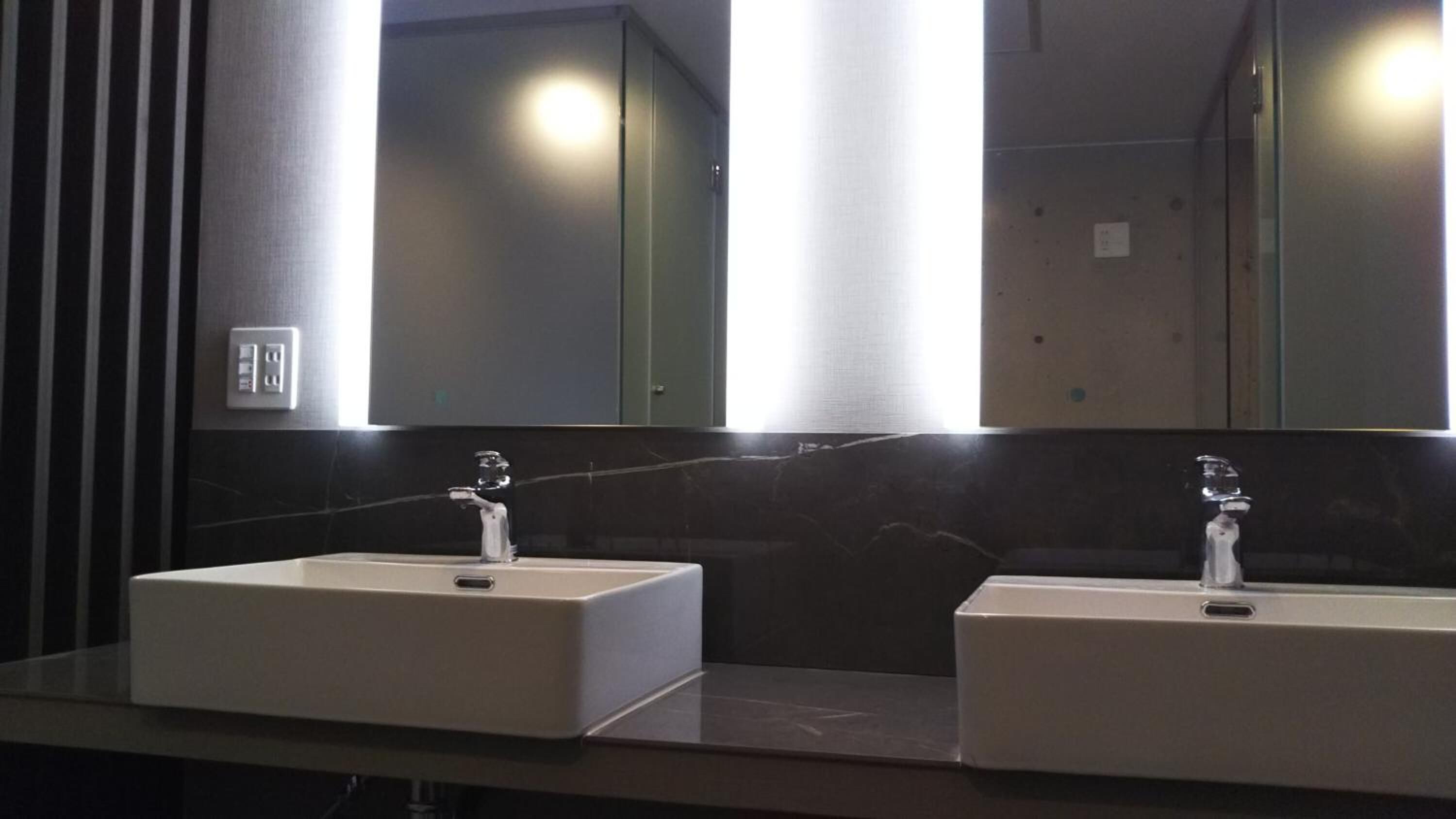 separate bathtub and shower, deep-soaking bathtub, free toiletries