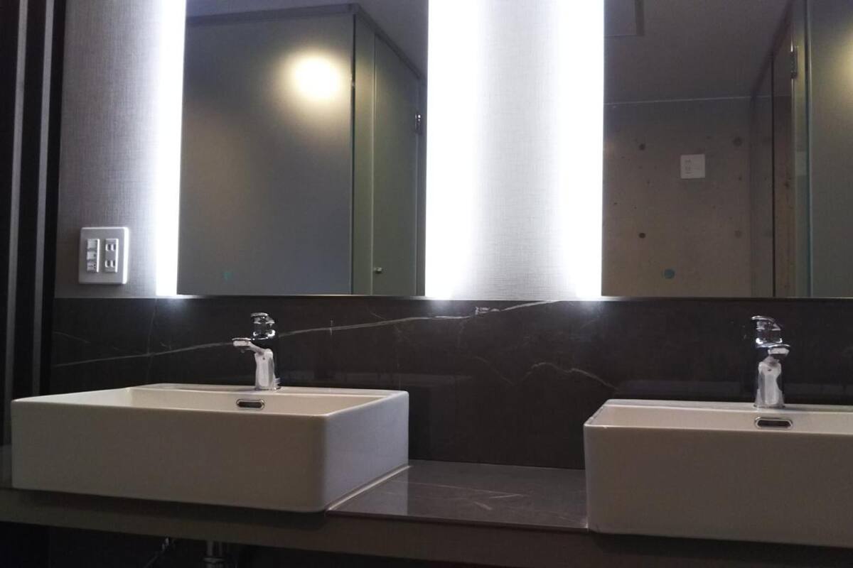 separate bathtub and shower, deep-soaking bathtub, free toiletries